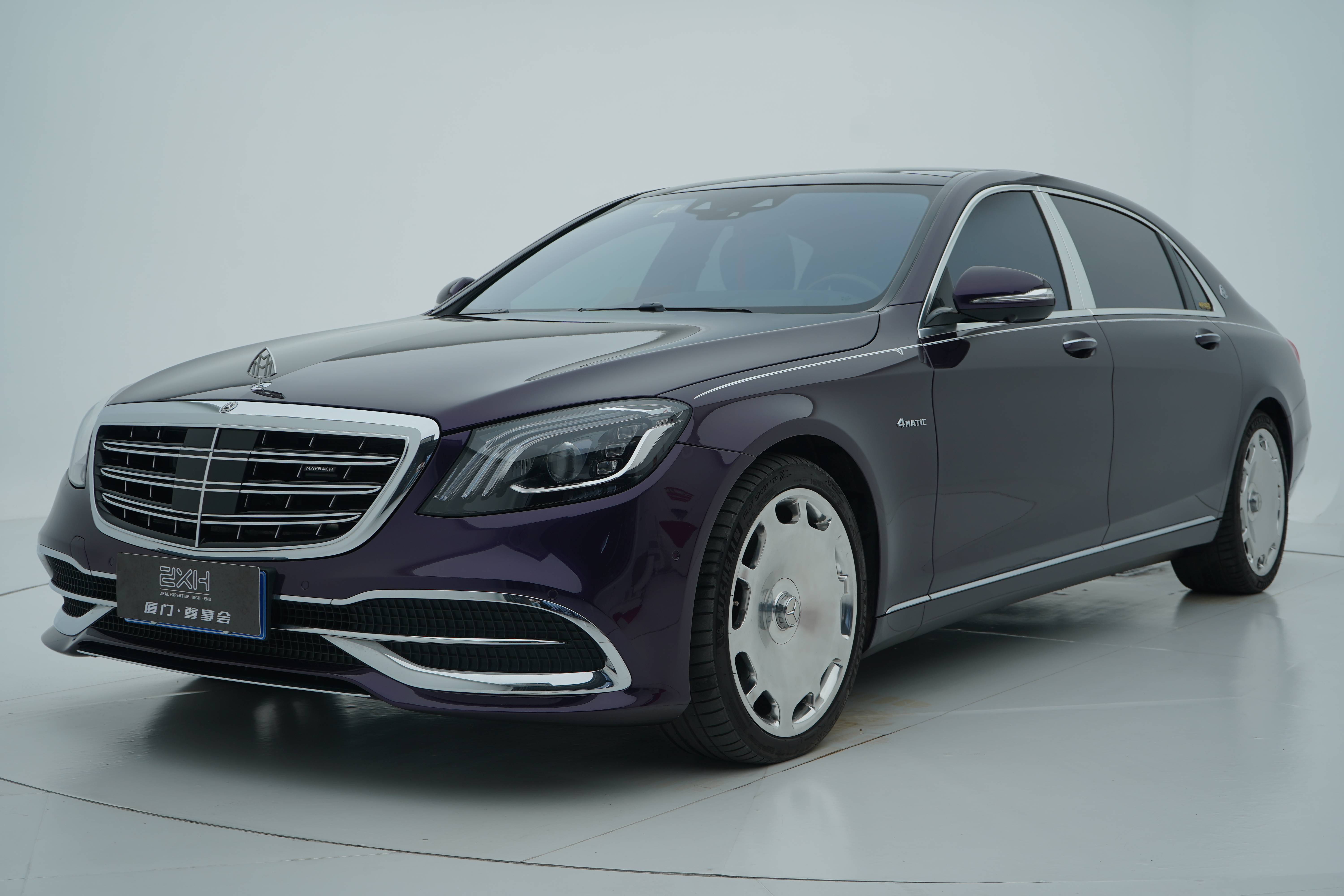 迈巴赫s560装贴非常个性的威尼斯紫,相信很多车主都看腻原厂颜色,审美