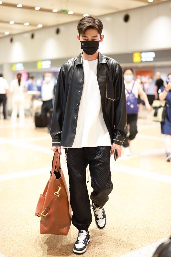 张翰穿黑色皮衣手提棕色大包透露出精致