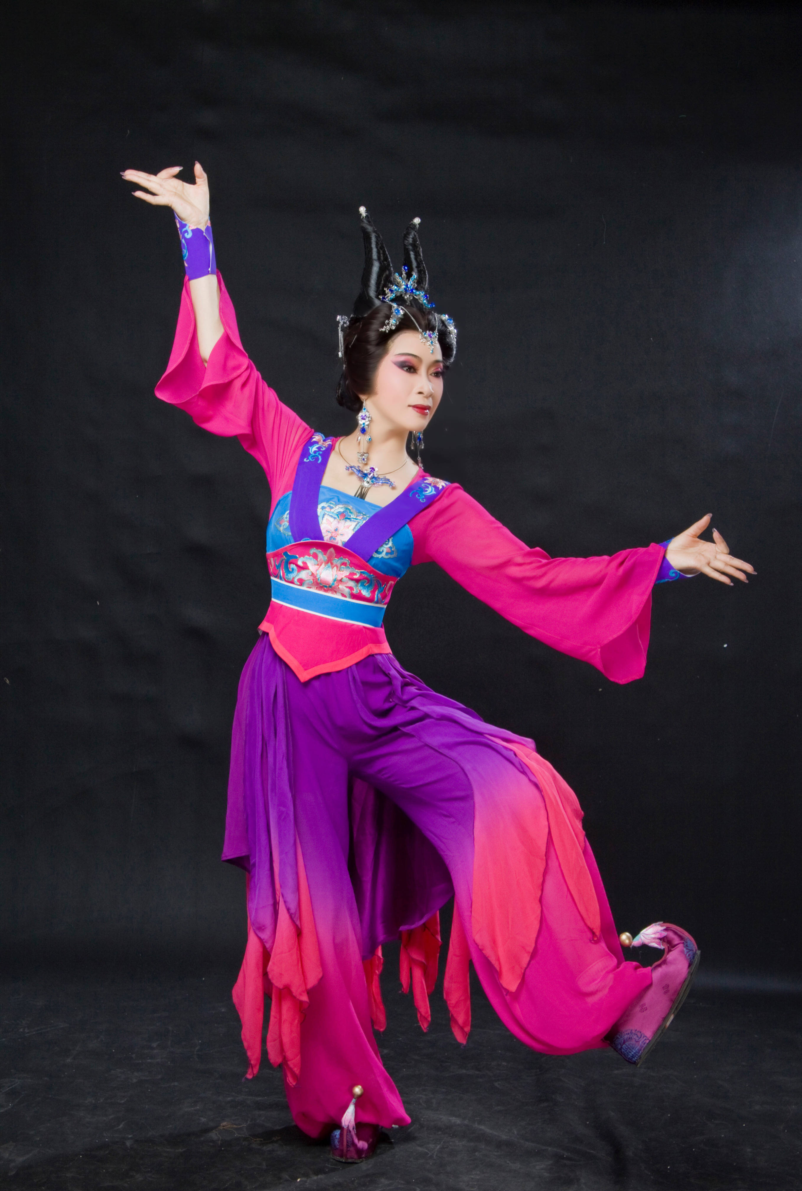 剧照欣赏:邮册设计稿欣赏:杨丽琼师承著名花灯表演艺术家史宝凤,主工