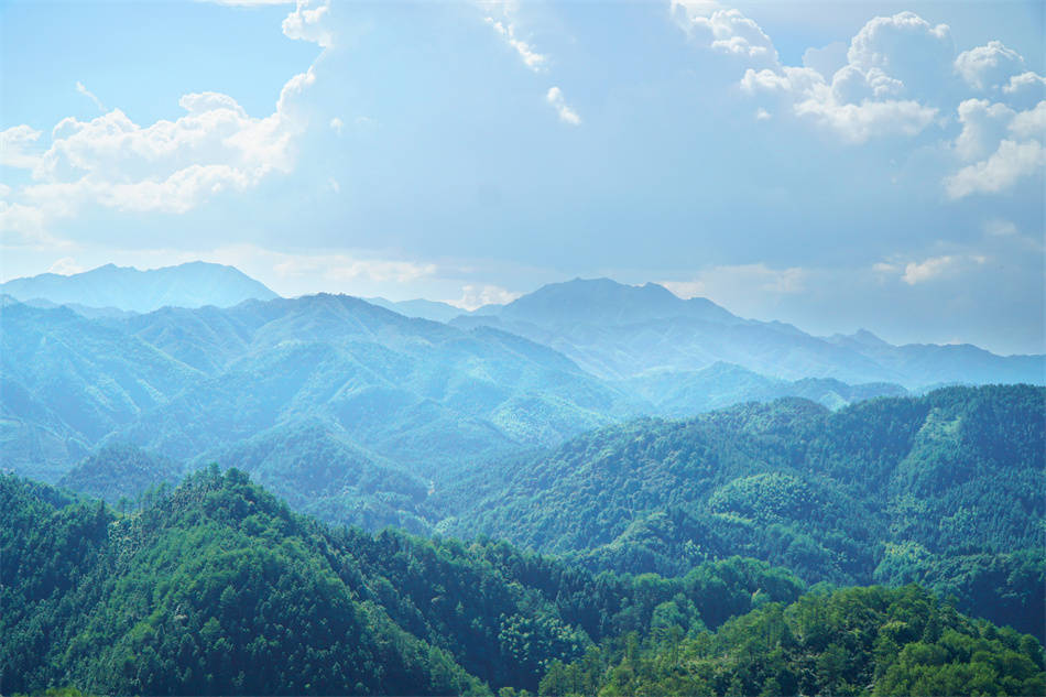湖南：邵阳，崀山，各不相让、挤成一堆的辣椒峰丛