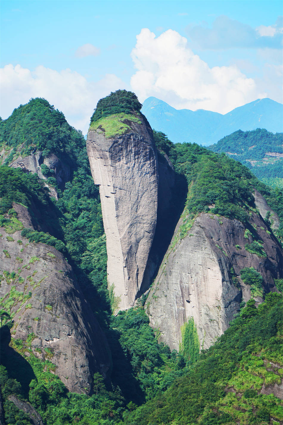 湖南邵阳崀山各不相让挤成一堆的辣椒峰丛