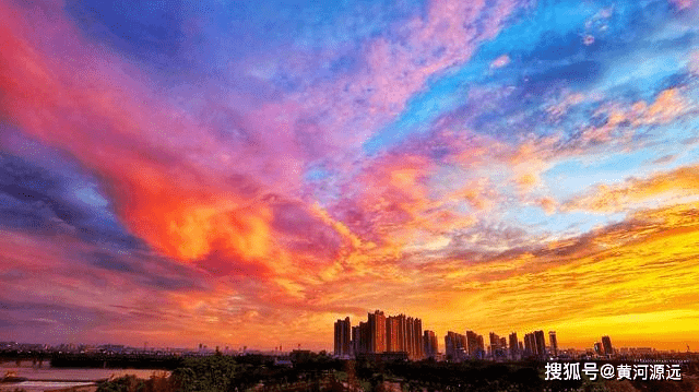 雨后的河南洛阳出现奇景美云，不知惊呆了多少路人？看红烧云之美