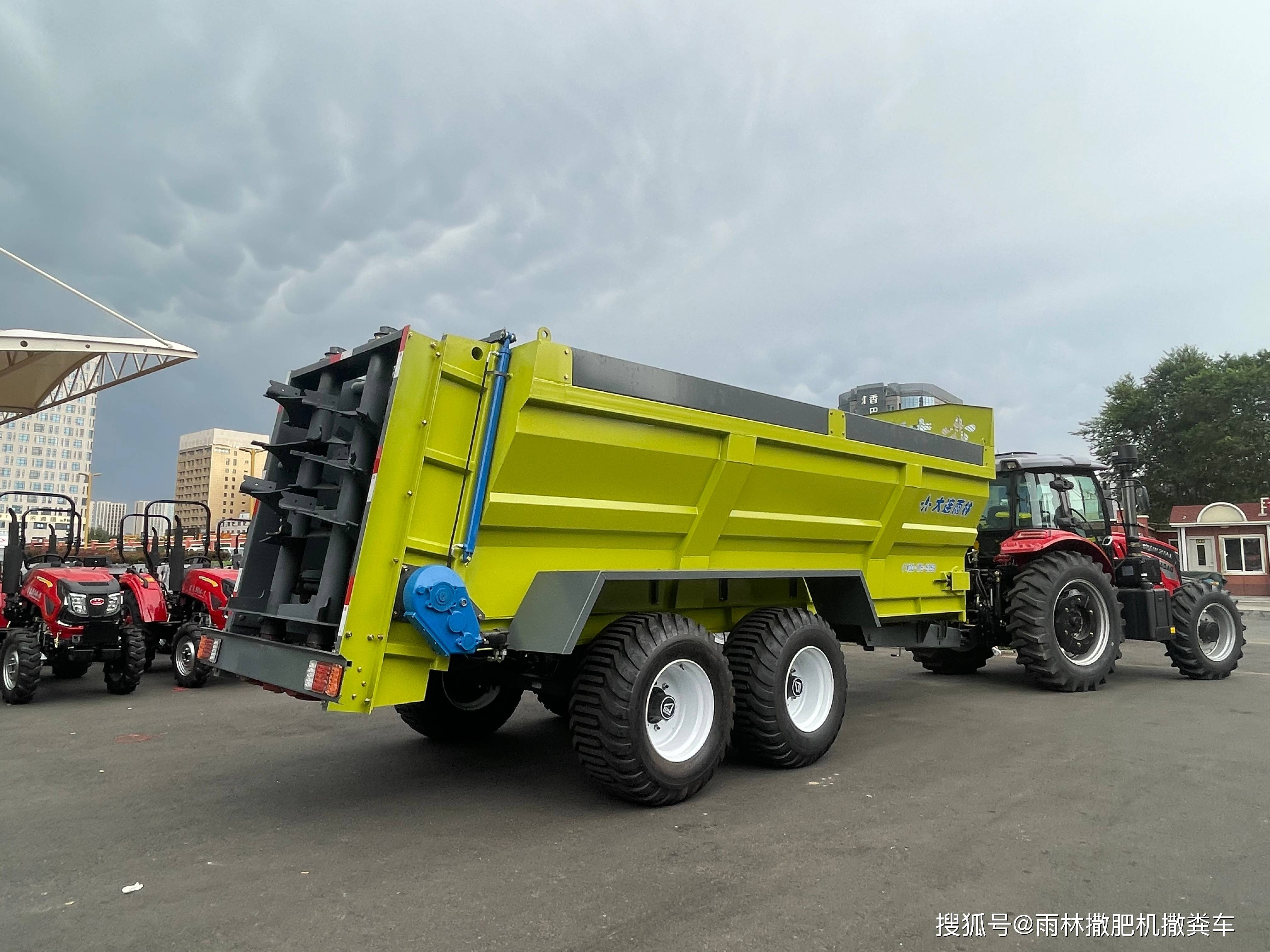 雨林有机肥撒肥车牵引式撒粪机抛粪车促进农业机械化和绿色发展