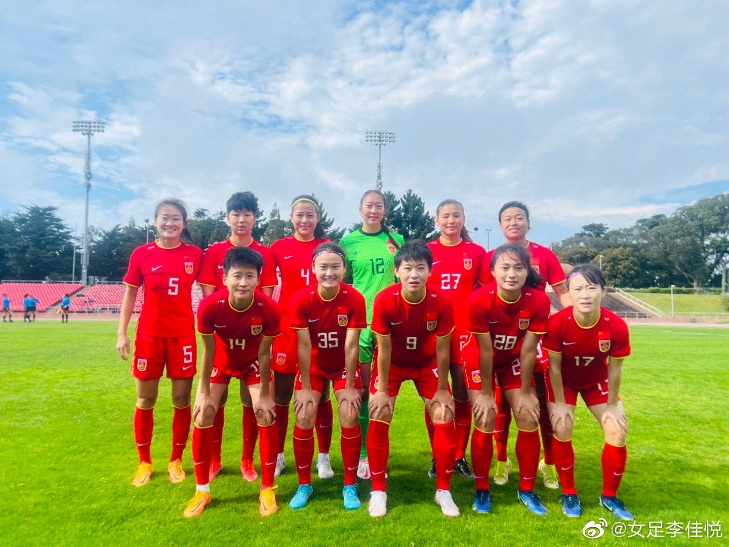 女足热身赛62横扫wpsl球队双方赛后友好合影gif