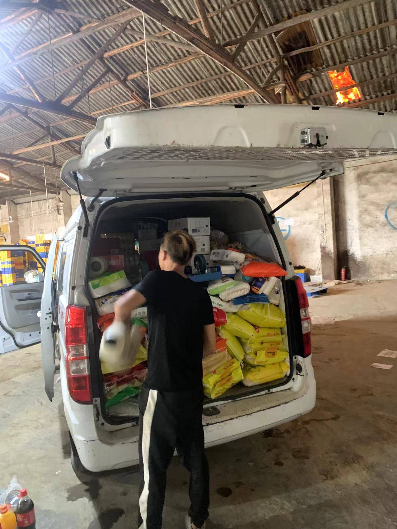 美团优选司机配送到疫情封闭区配送生活物资美图优选联合高风险地区