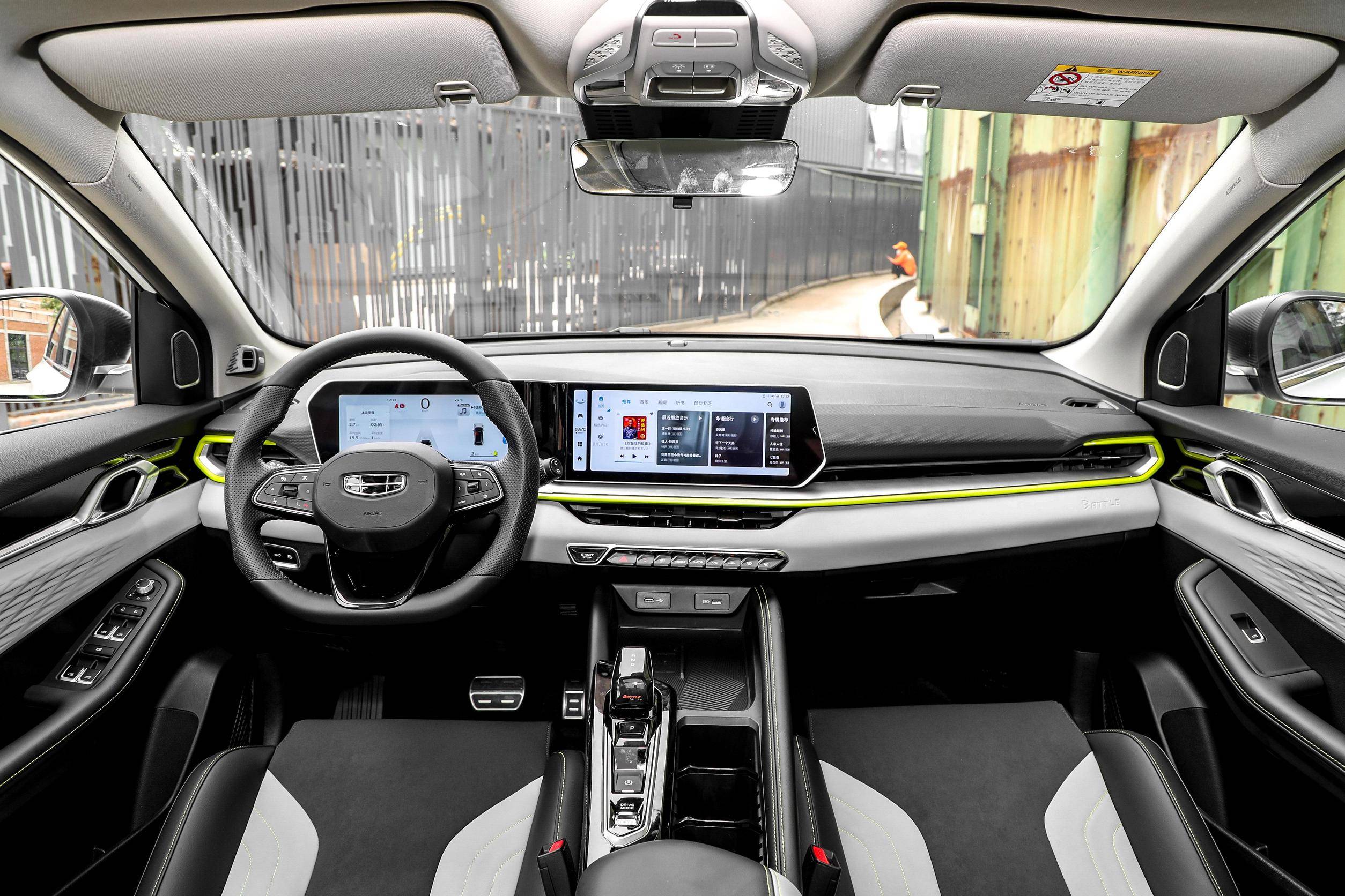 内饰方面,吉利缤越cool将提供"灰 黑"和"红 黑"共两种撞色配搭,而10.