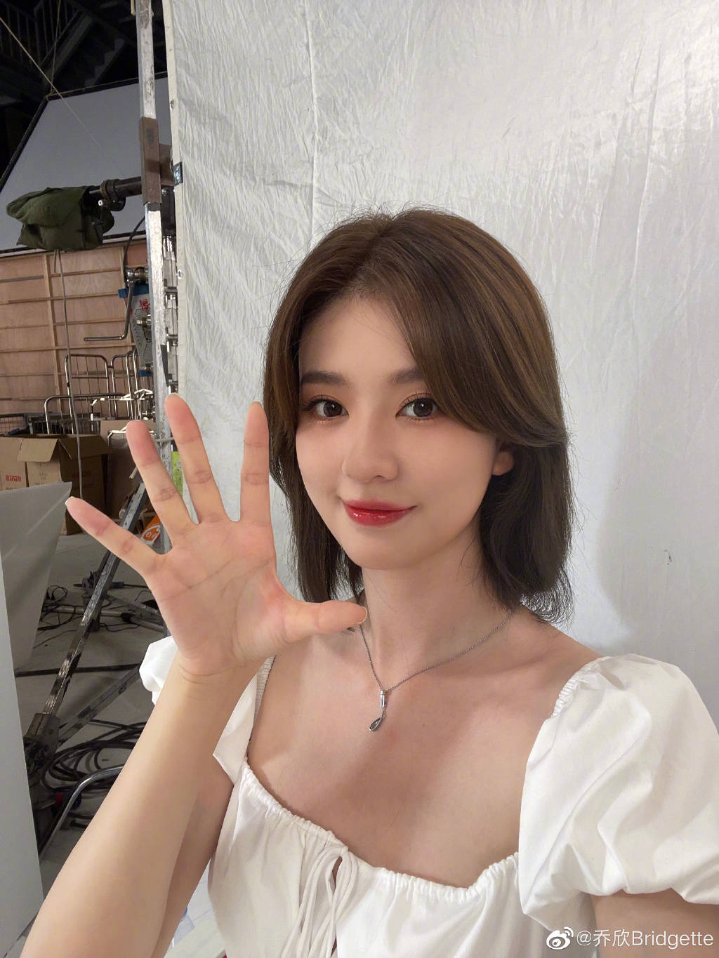 乔欣晒新发型随拍 一头短发出镜乖巧可爱-搜狐大视野-搜狐新闻