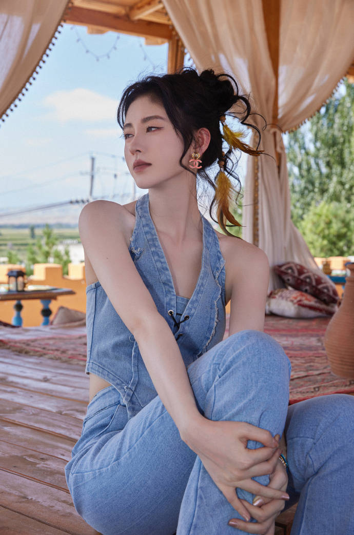 鞠婧祎穿牛仔套装化身向日葵女孩 露香肩美背