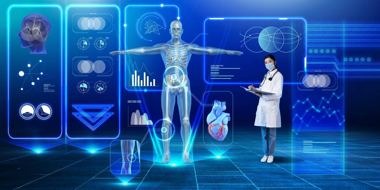 图片展示一位医生站在高科技房间内，旁边是透明的人体解剖图和多种医疗信息数据显示屏。