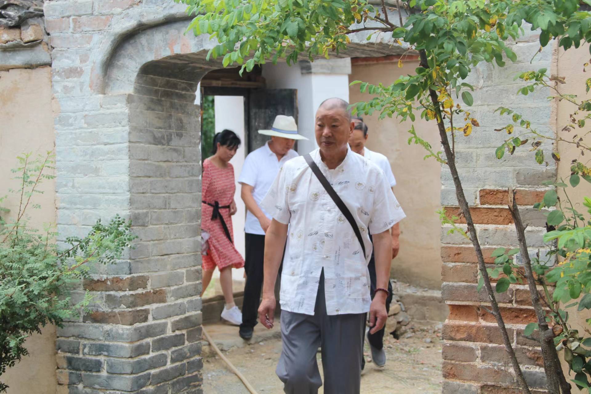 市民间文艺家协会会长郝忠锋,副会长方爱民,温学辉率领刘少鸿,陈维旭