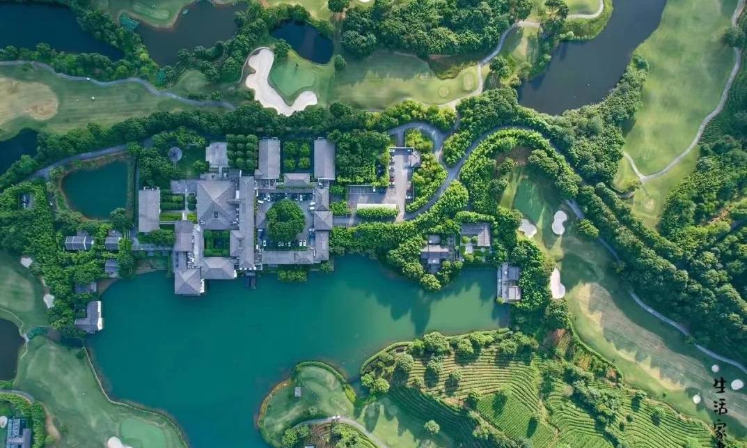 杭州富春山居度假村的灵感来自于元代著名画家黄公望的传世之作《富春