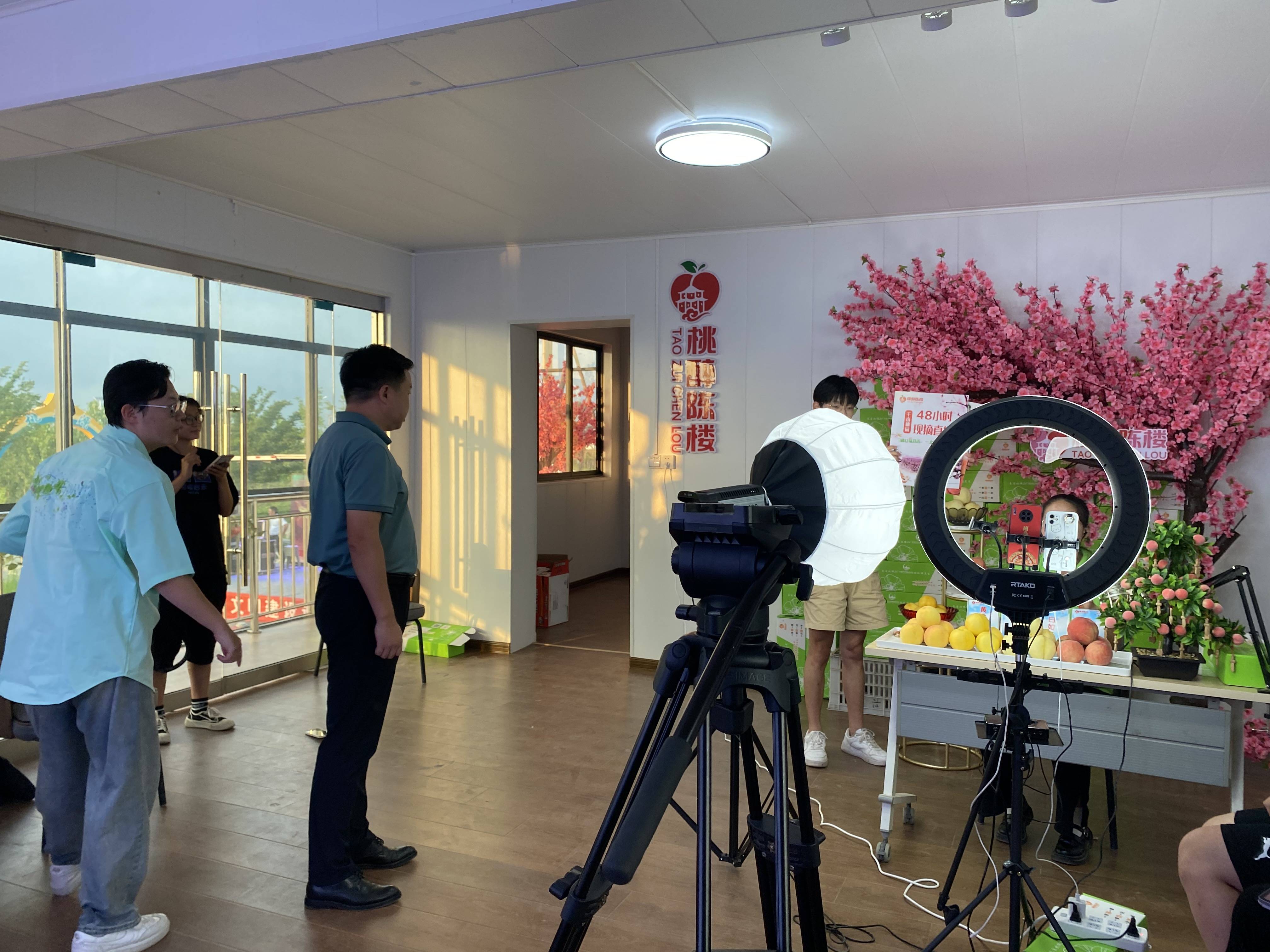 南财学子"返家乡":直播电商科技助力乡村振兴_张轩_实践团_水果