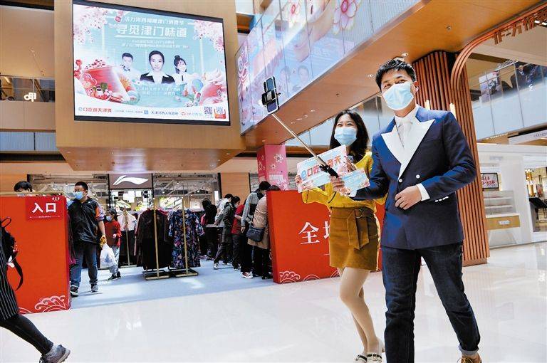 探店一般是指的有一定影响力的kol达人博主,实地前往某个商家进行考察