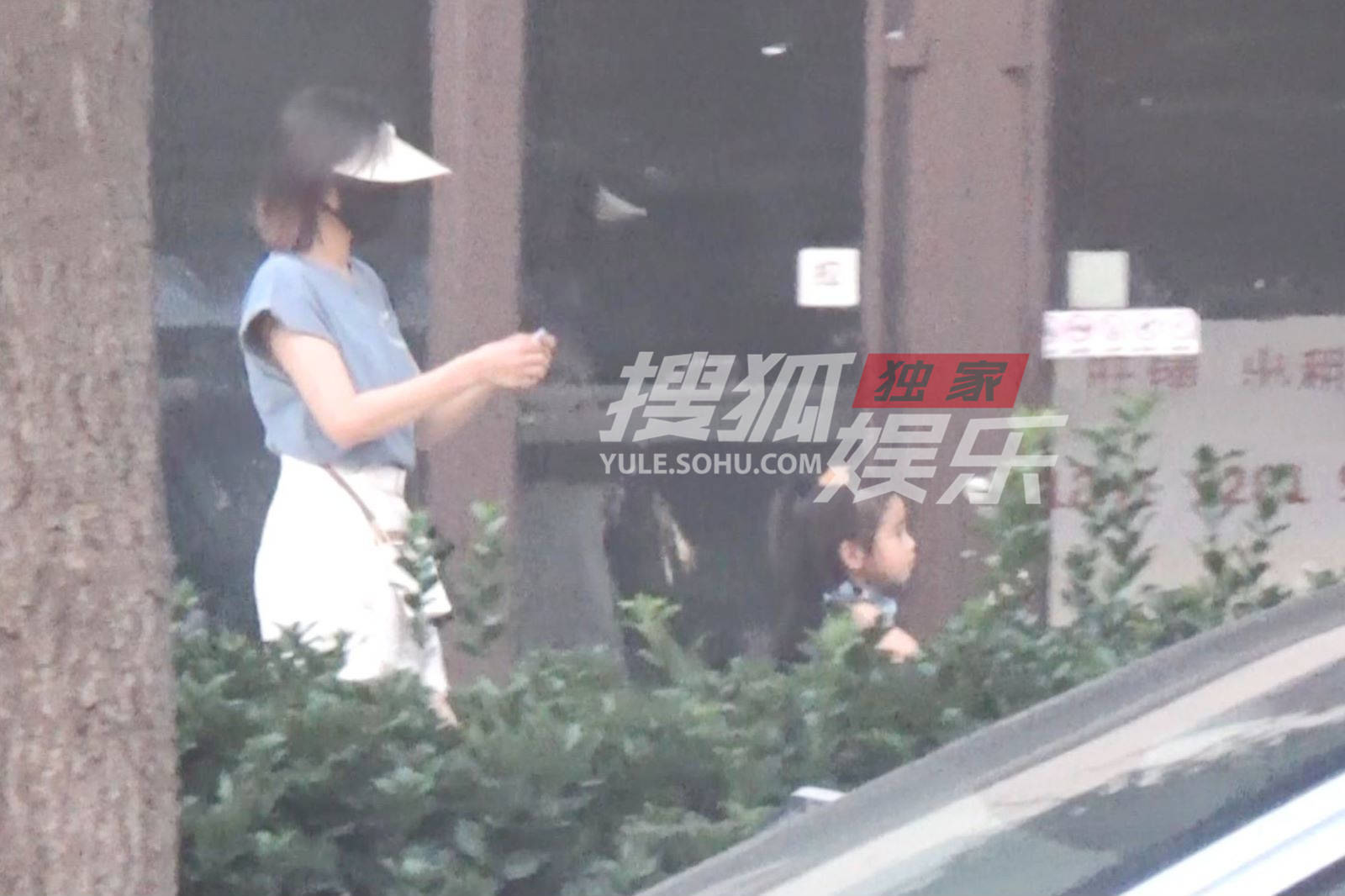 高圓圓帶女兒出門 Rhea抱媽媽大腿去買冰淇淋 5 db61807b5cc740f9bbf66e41521e6311