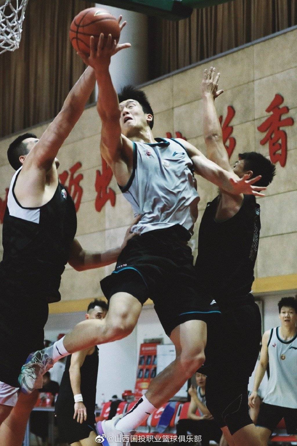组图:山西男篮备战CBA新赛季 张宁极为勇猛-搜狐大视野-搜狐新闻