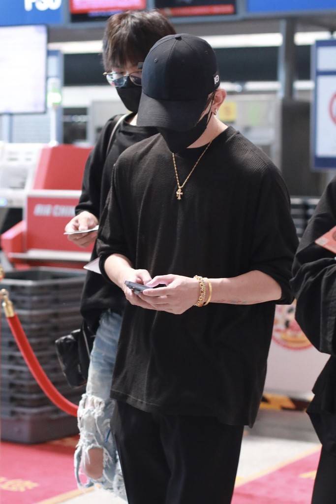 符龙飞一身allblack穿搭低头看手机帅气高冷