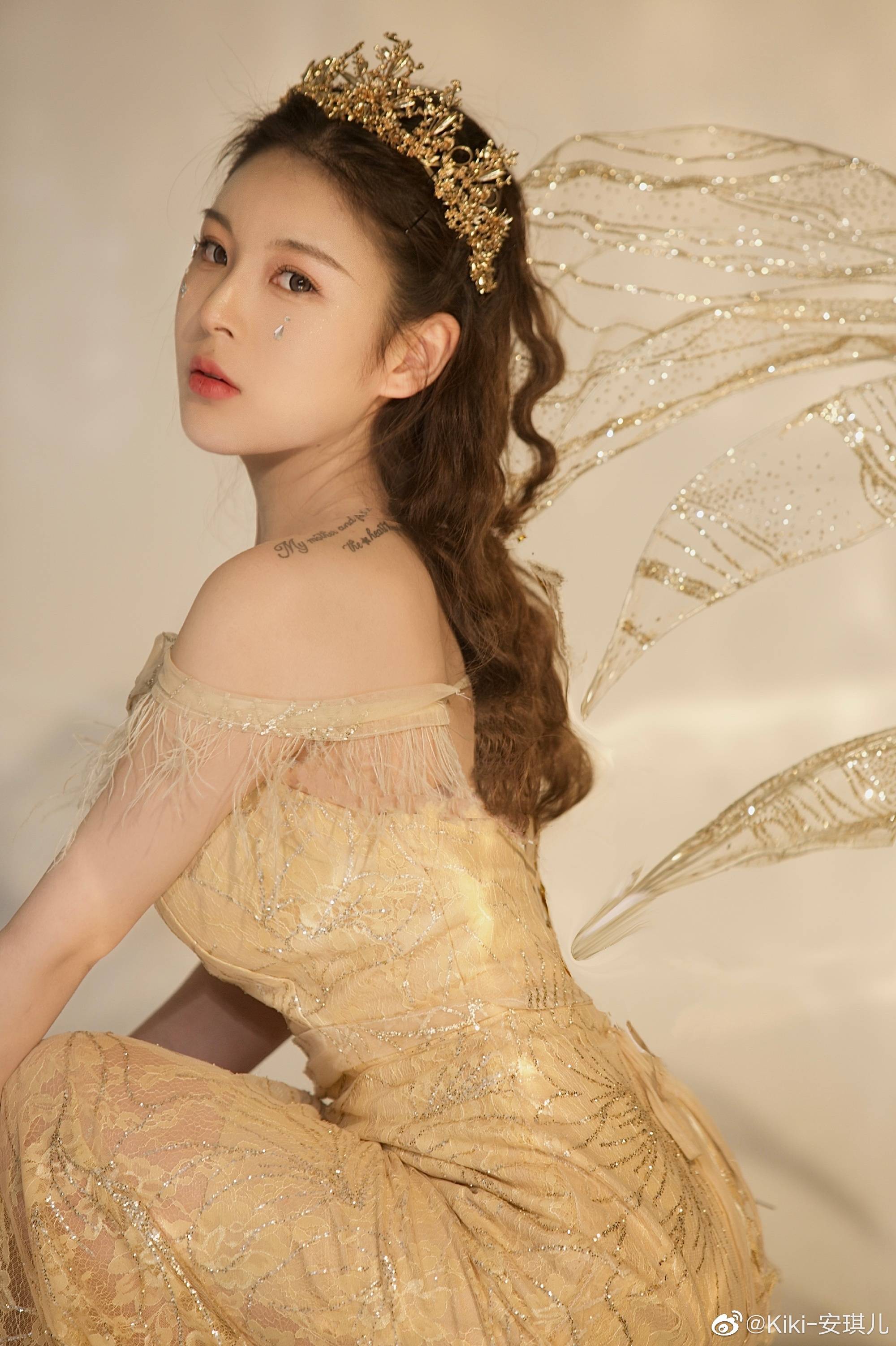 安苒身着女王服饰甜美御姐风