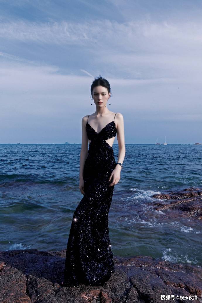 邱天海边写真一袭黑色星光碎钻长裙尽显完美身材_海面_内地_美女