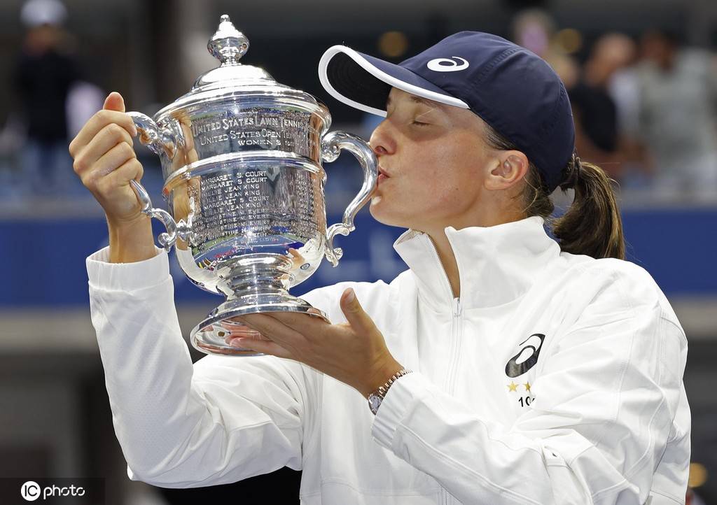 组图斯瓦泰克生涯首夺美网冠军深情亲吻奖杯