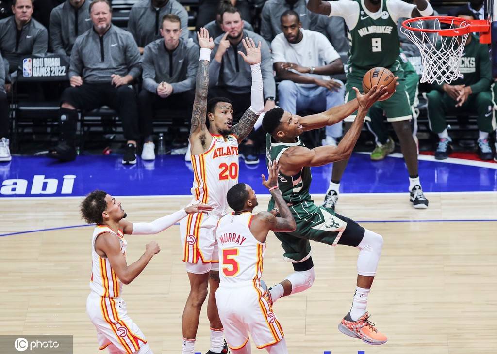 字母哥强势砍下三双数据率队取胜