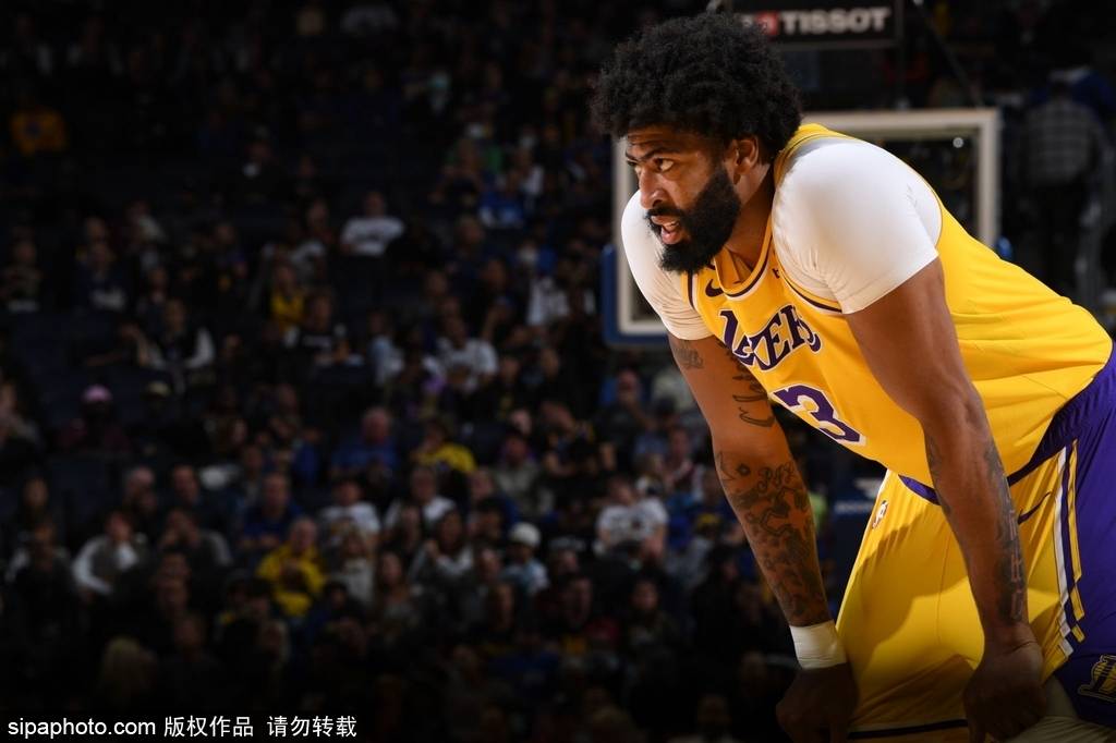 勇士库里用精准投篮引领球队逆转强敌创造奇迹