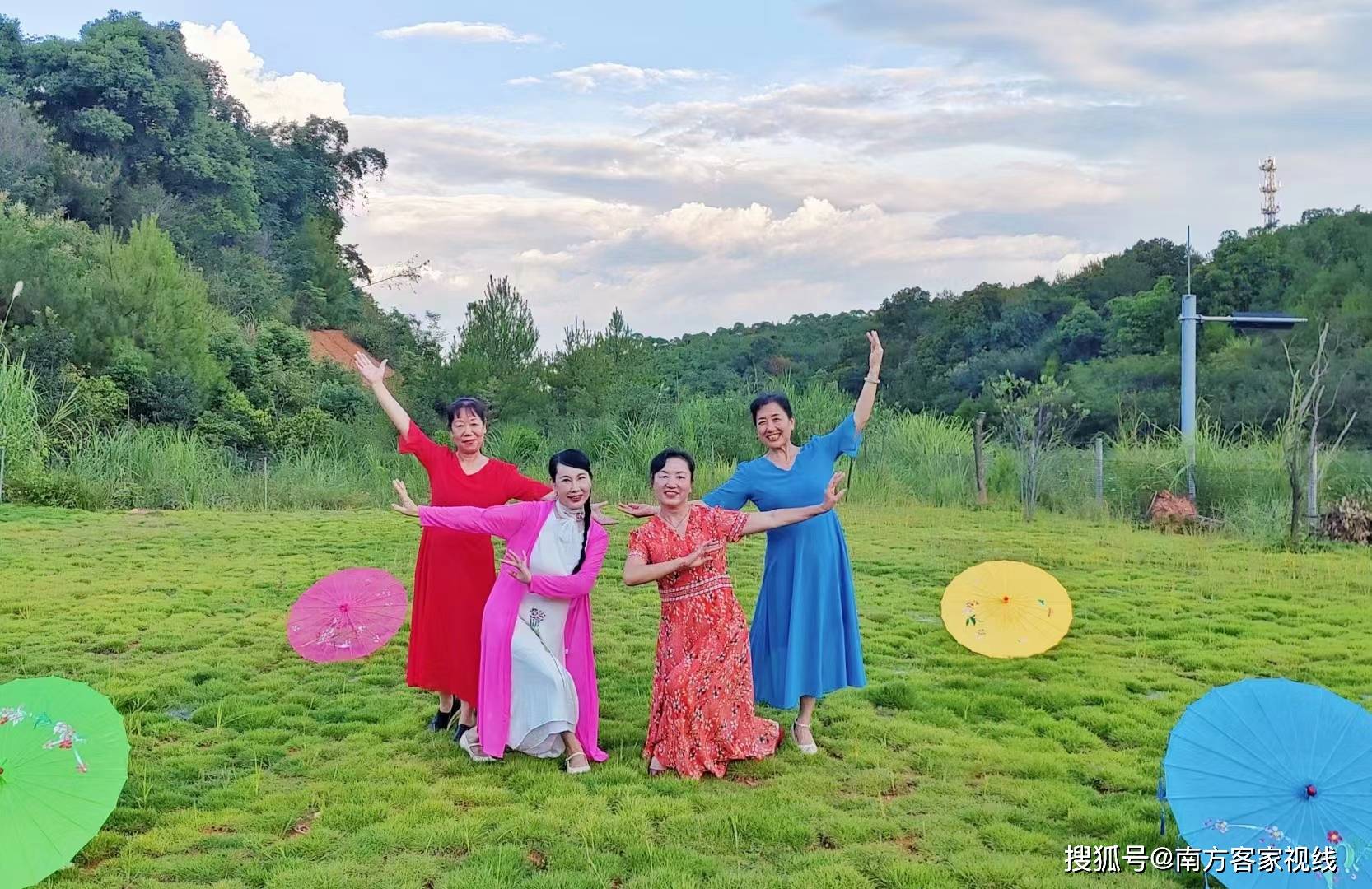 红妆花伞舞飞扬-搜狐大视野-搜狐新闻