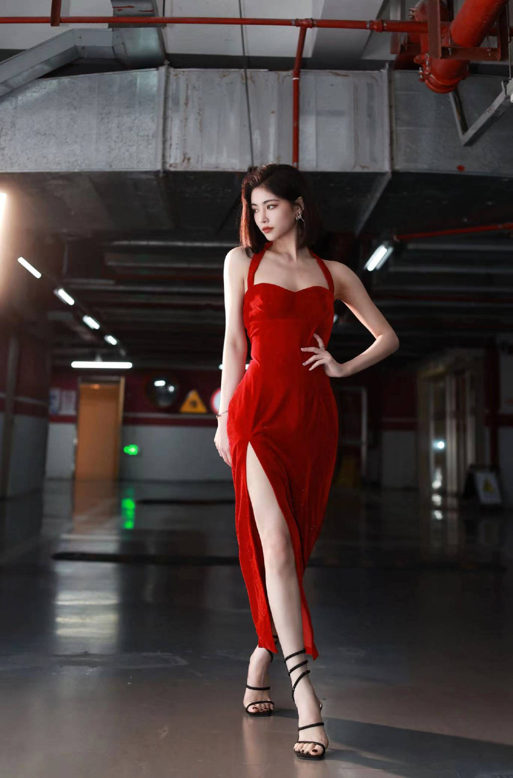 许佳琪穿红色高开叉长裙秀美腿 红唇雪肌妩媚撩人-搜狐大视野-搜狐新闻