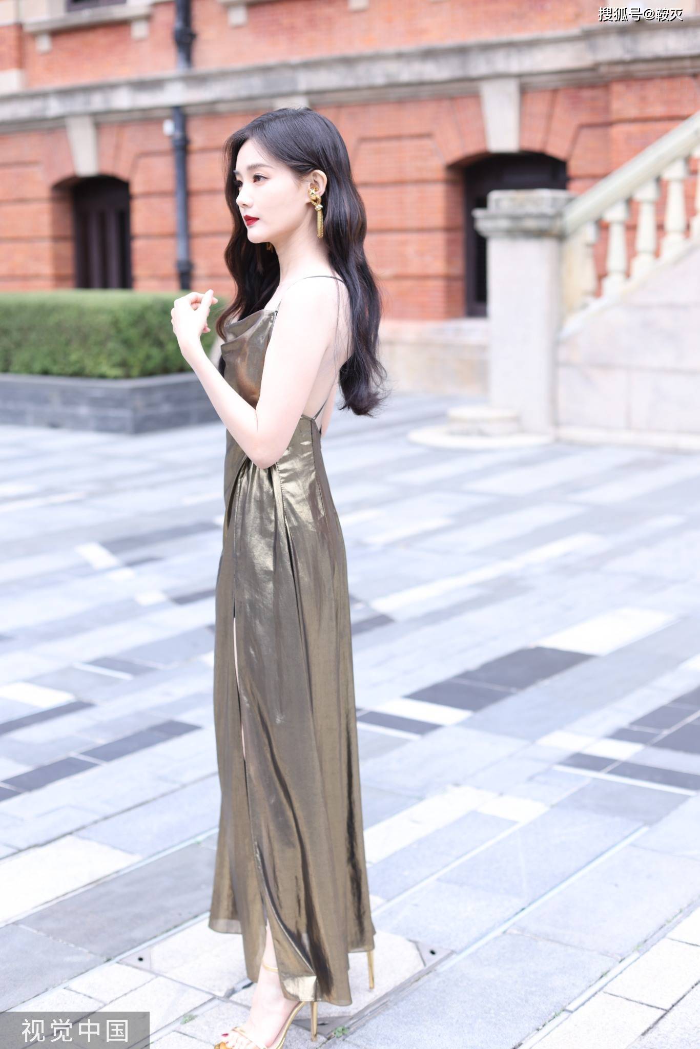 李一桐穿高叉裙拍摄写真照片