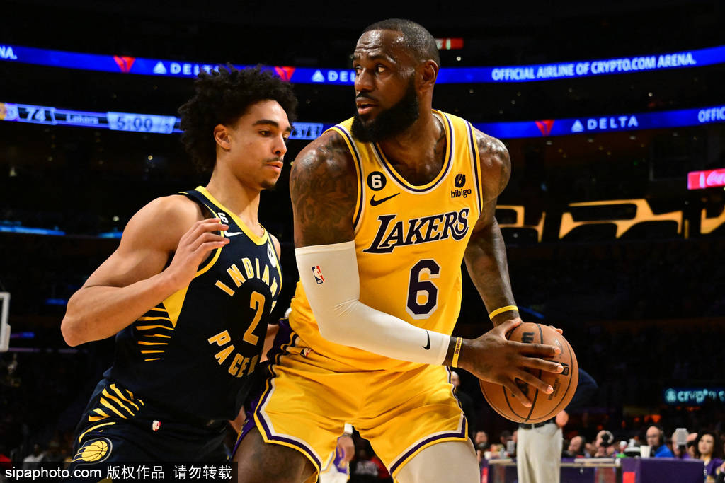 湖人浓眉与詹姆斯默契连线频频上演空中接力暴扣