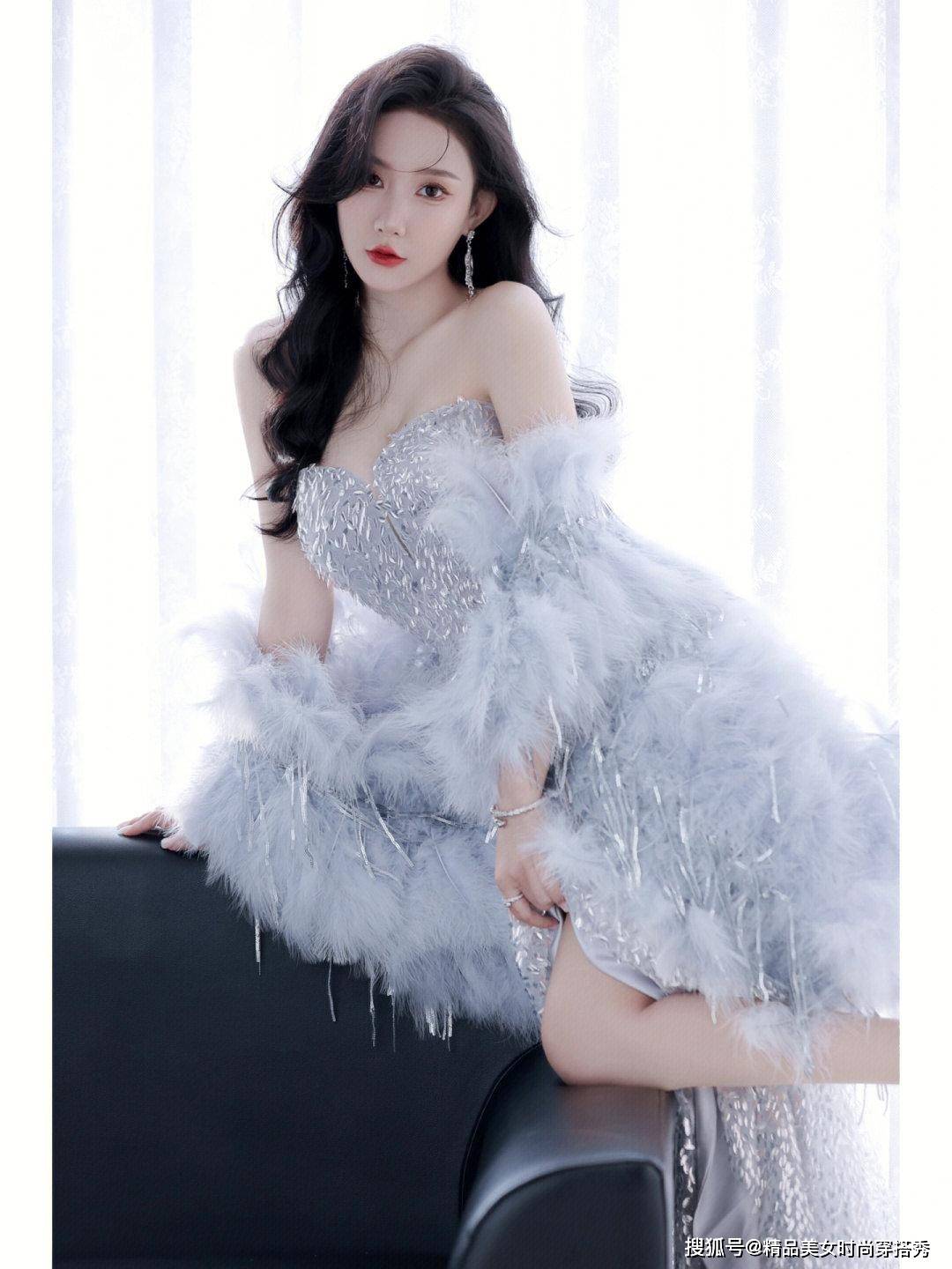 穿抹胸亮片连衣裙的长发美女,满满的性感与奢华-搜狐大视野-搜狐新闻