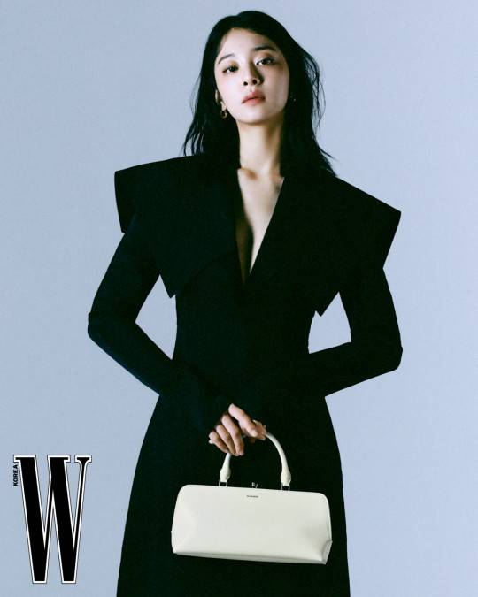 1/4搜狐韩娱讯 韩国女艺人薛仁雅近日受邀为某杂志