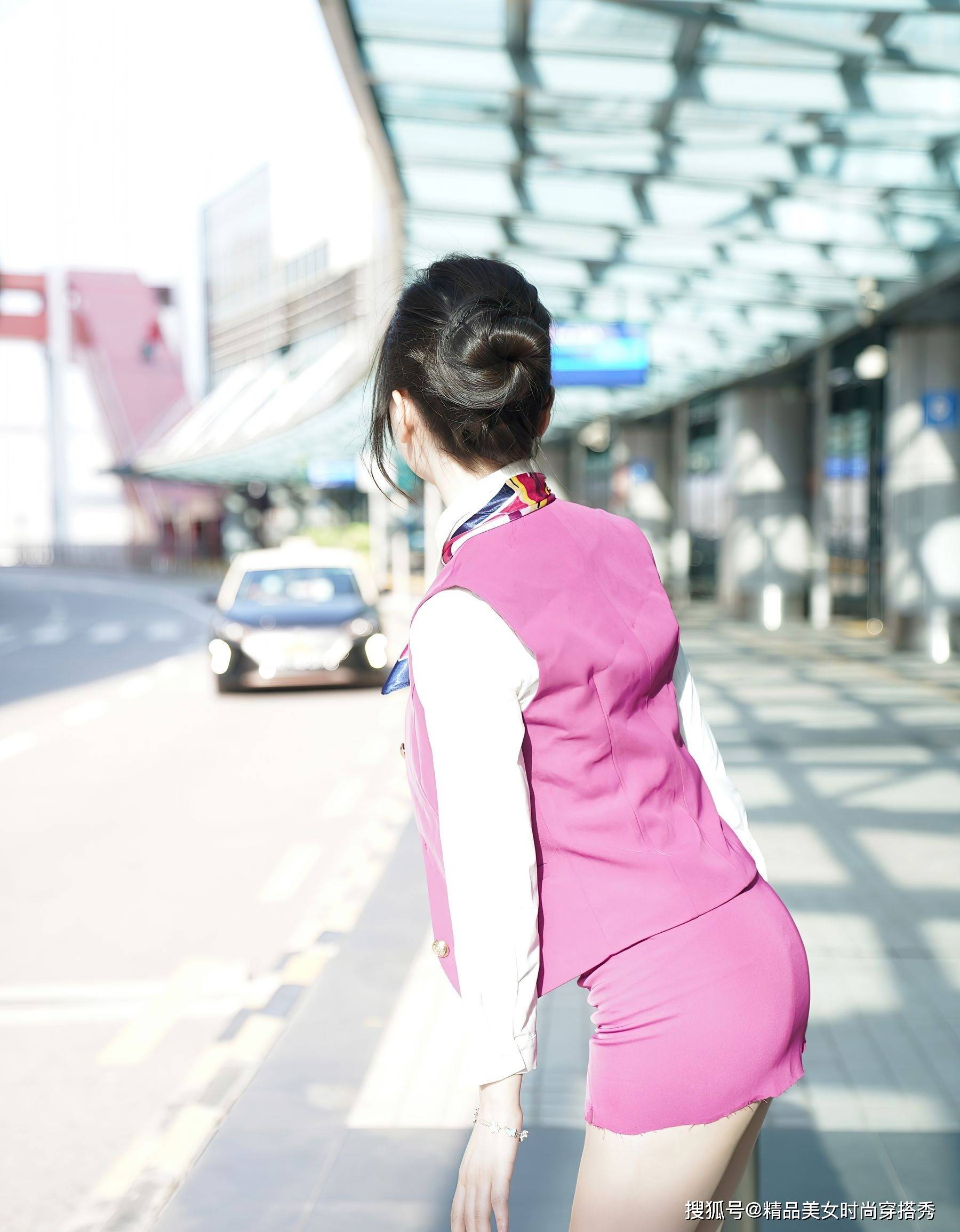 漂亮中国空姐写真，颜值高身材好，一双腿更美