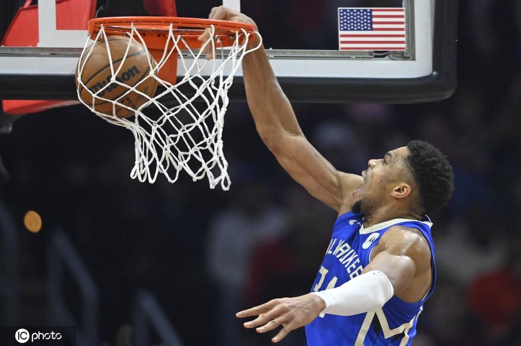 字母哥的暴力美学与浓眉的全面技术谁更胜一筹