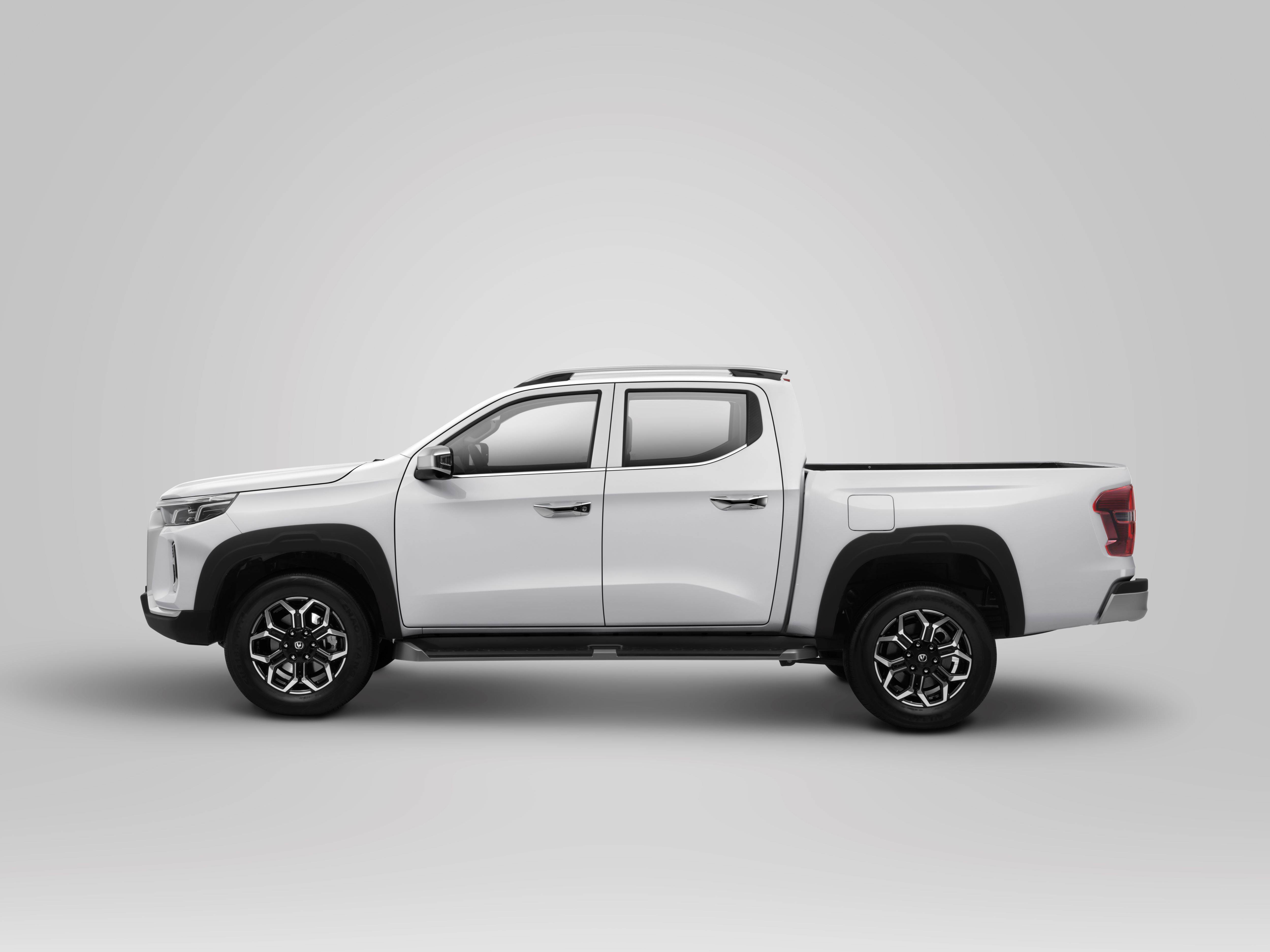 车身侧面造型较为简约,采用了标准的双排皮卡车型的车身结构,飞瀑式