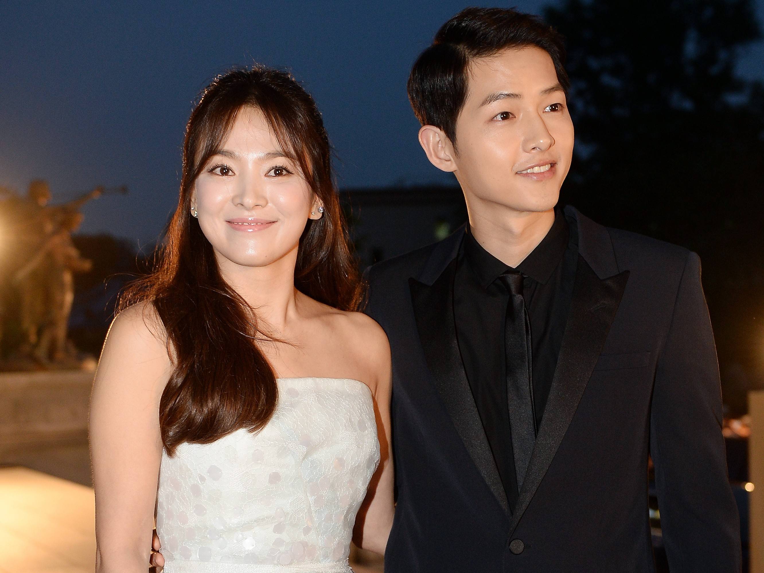 宋仲基公开新恋情,现任女友是英国圈外人士,与宋慧乔已离婚三年整