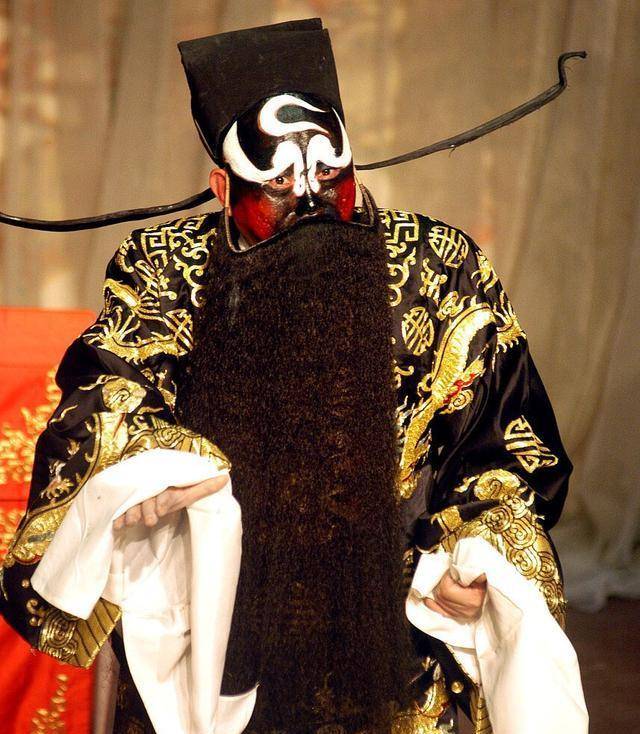 包拯的性情严峻刚正,为人忠诚厚道,因此在我国戏剧作品中用黑色脸谱