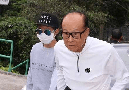 李嘉誠第三代繼承人出現,李嘉誠祭奠莊月明,這個人跟他坐一輛車_李長