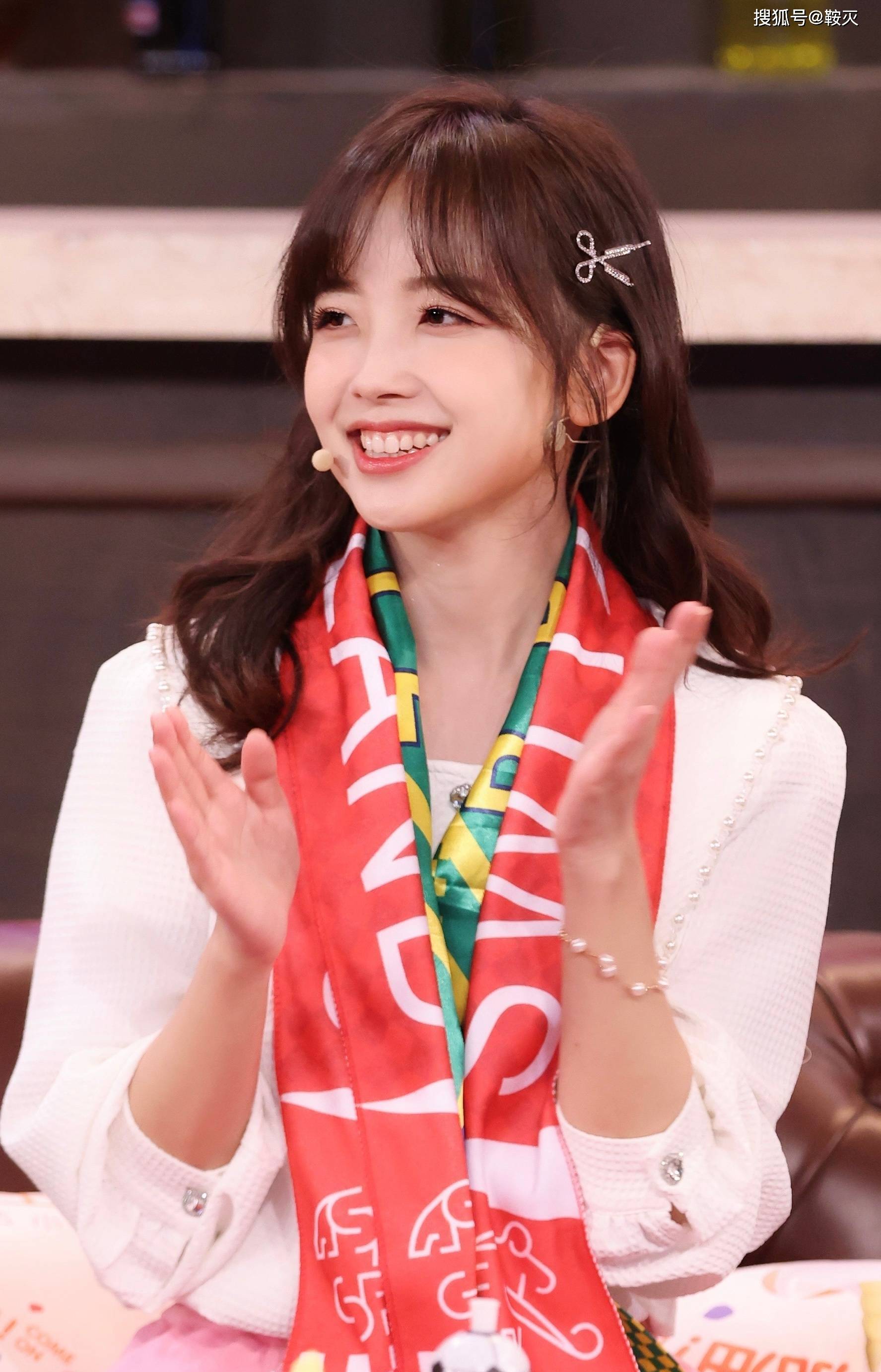 王冰冰晒照片笑起来眼睛像弯月