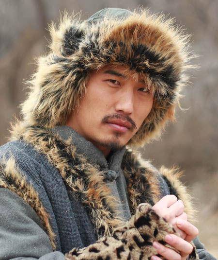 1941年,东北土匪抢上百女人上山,战死后,女人们都说他是好男人_寡妇