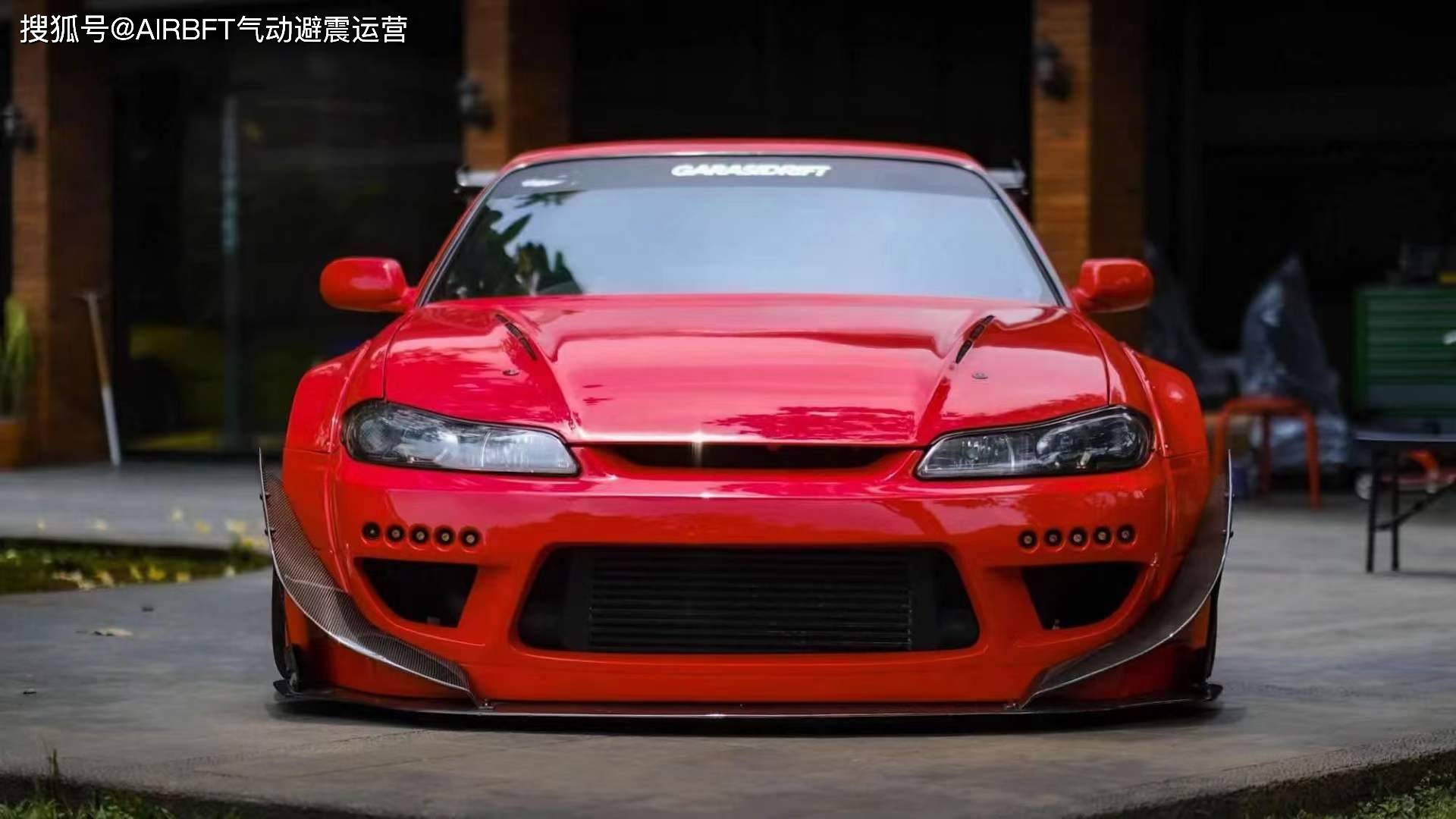 采用了极具夸张的宽体套件,前杠下方也是安装了类似火箭兔包围的风刃