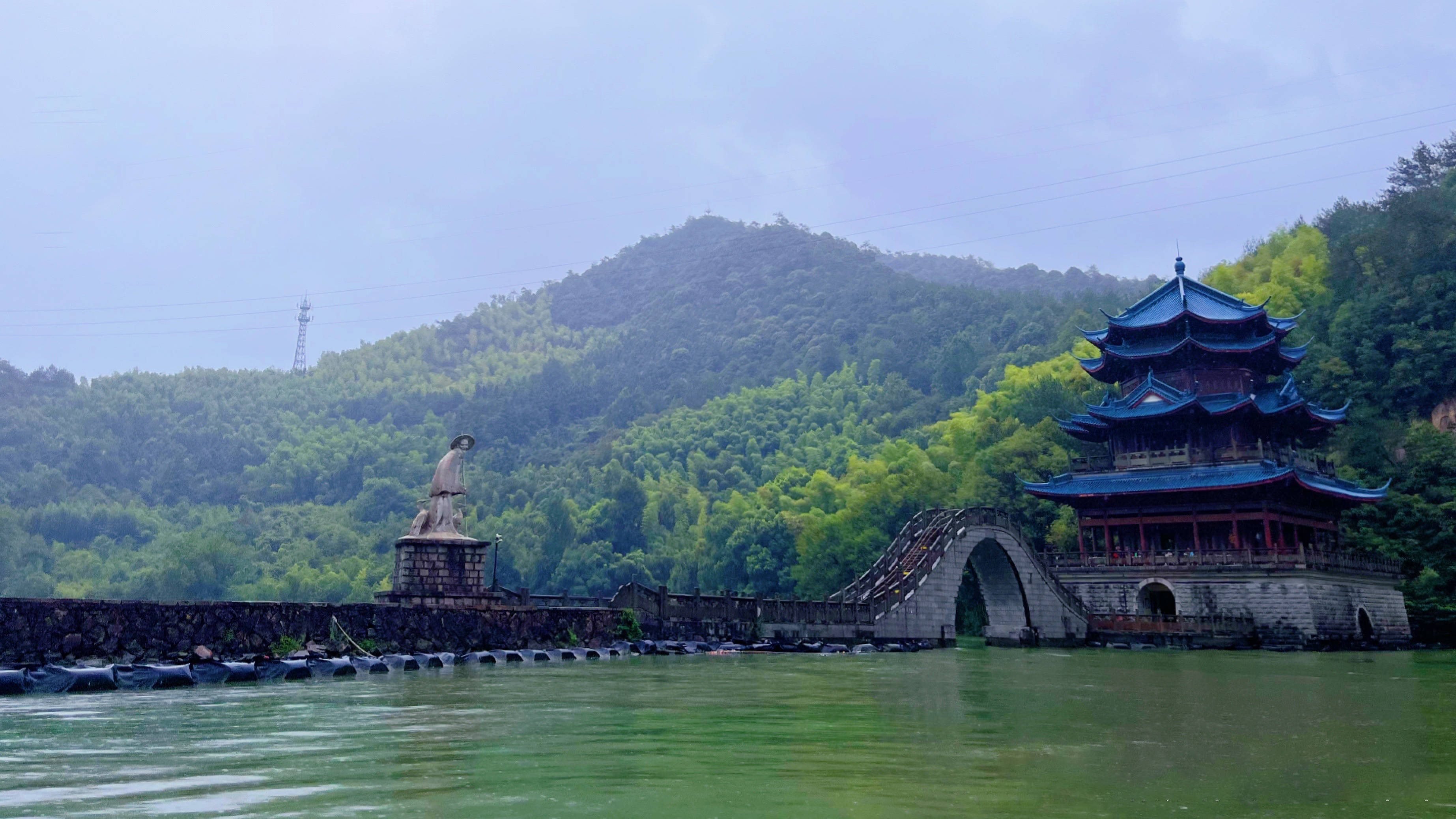 這段風景也被稱為富春江zui美的一段,作為《富春山居圖》的實景地