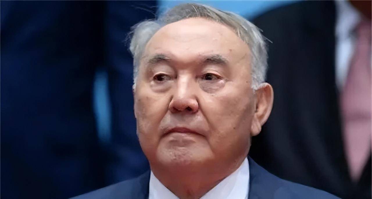 哈萨克斯坦前总统:苏联解体时,13名委员只有他一人没签字_纳扎尔巴