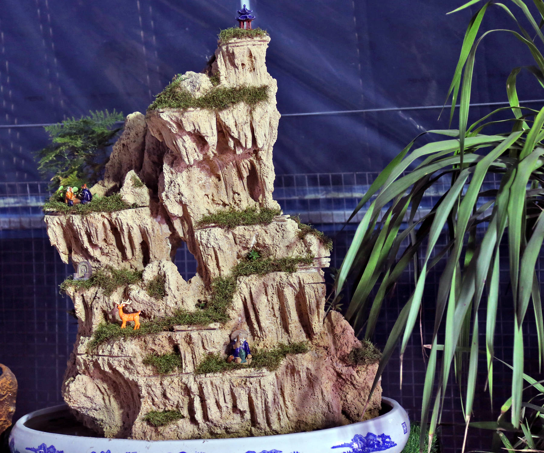 大荔青年"匠人"刘春虎用"上水石"做的假山盆景成为市民家院中摆设时尚