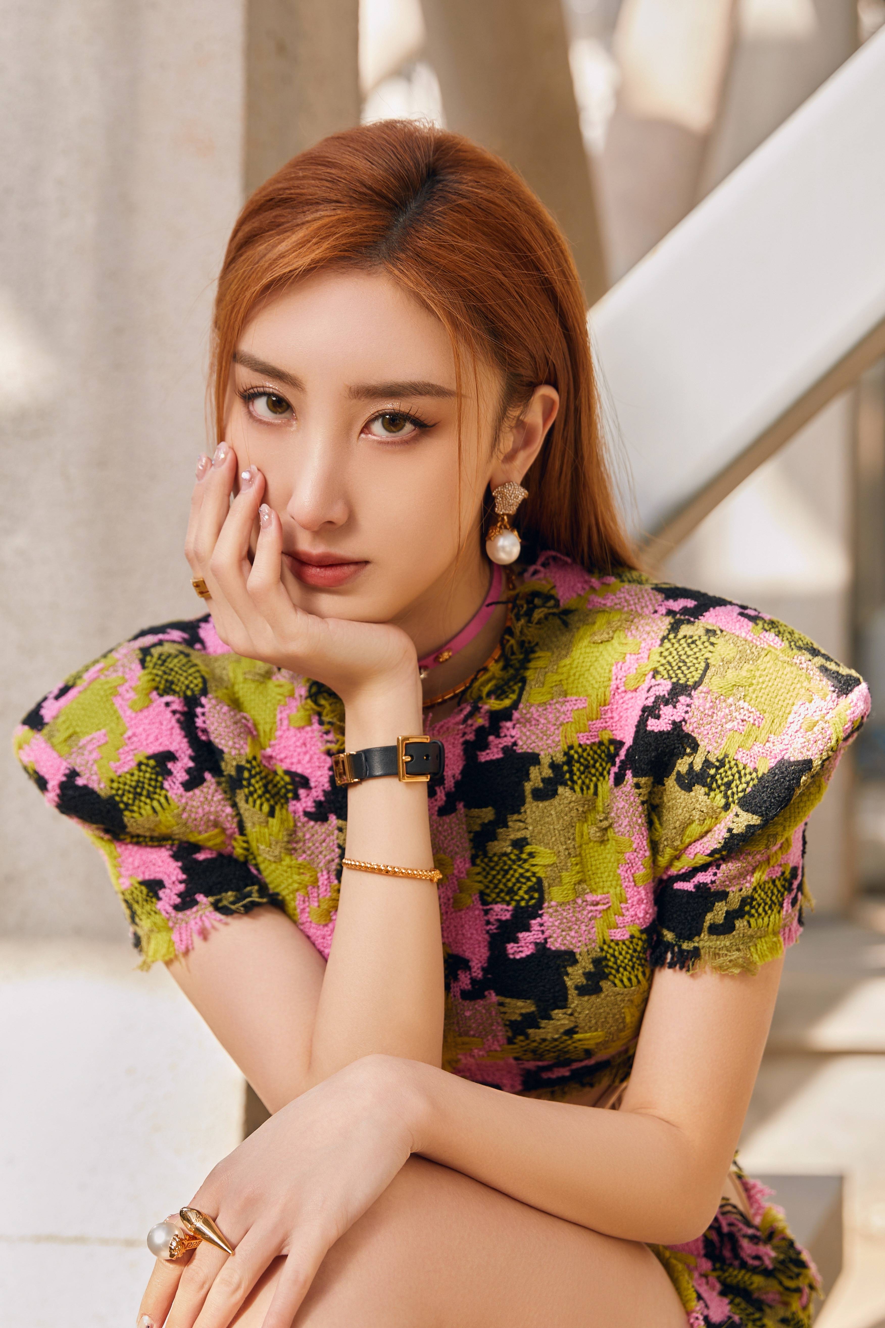 许靖韵亮相2022微博音乐盛典 获年度新锐歌手荣誉_金属_套装_首饰