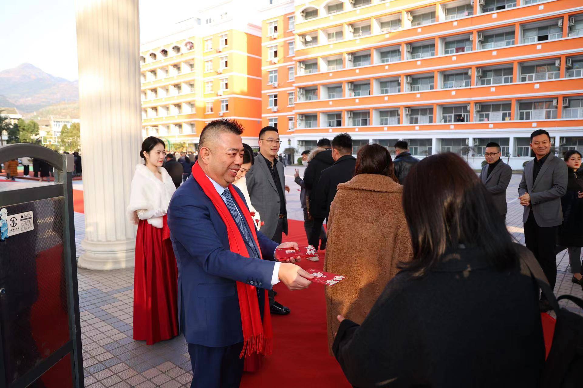 一派红红火火,干劲十足的新气象,奥康国际董事长王振滔,副总裁王晨为