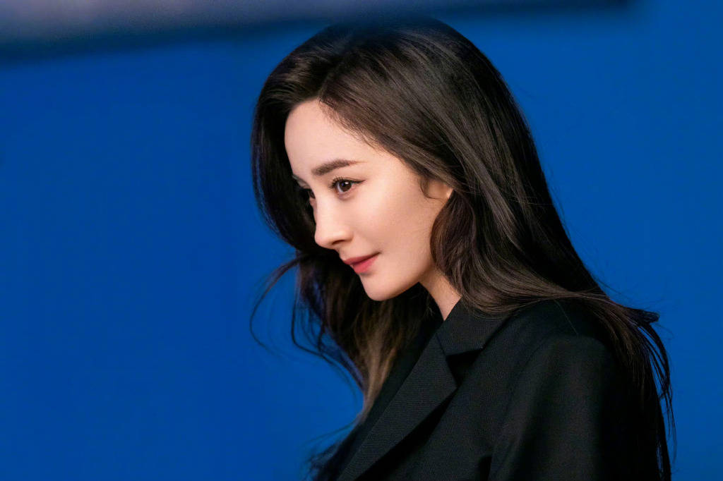 1/4搜狐娱乐讯 2月1日,杨幂工作室释出一组杨幂最新营业照,杨幂身着