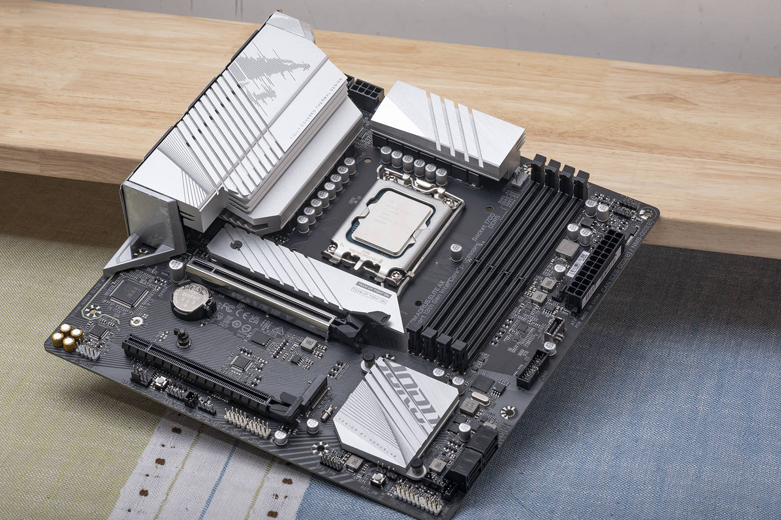 逢6必火,主板也玩甜点级,技嘉b760小雕wifi快速上手赏析