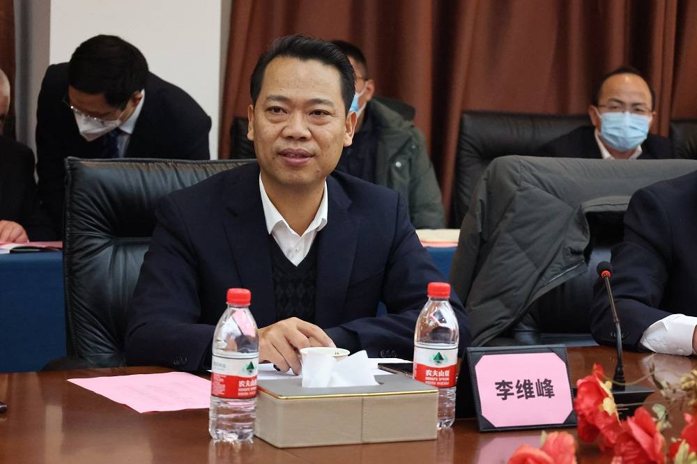 水泥9个生产基地代表参加会议,新洋丰副总裁李维峰,副总工程师王良杰