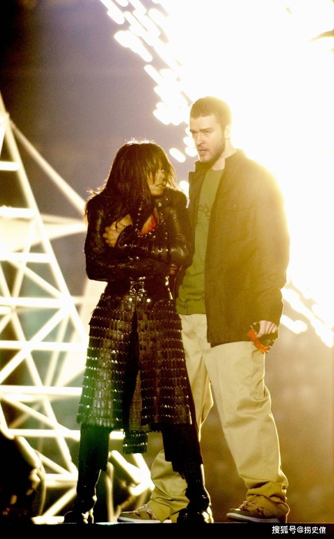 珍妮特·杰克逊(janet jackson)在2004年超级碗(super bowl)上与