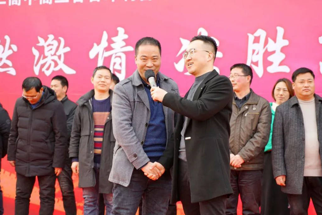 在邢梁老师鼓励在座学生上台时,学生犹如利箭毫不犹豫跑上演讲台,依次